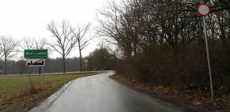 Znak drogowy zniknął, więc ktoś postawił własny