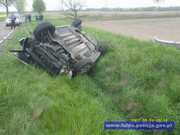 Uciekł do rowu i dachował