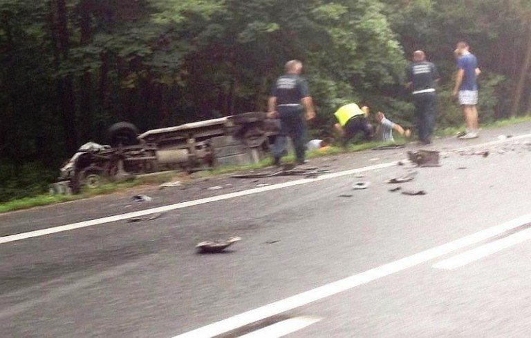 Czołowe zderzenie i zerwana linia