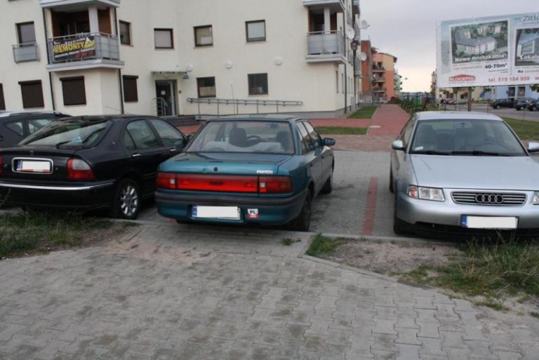 Zamiast przejścia… parking