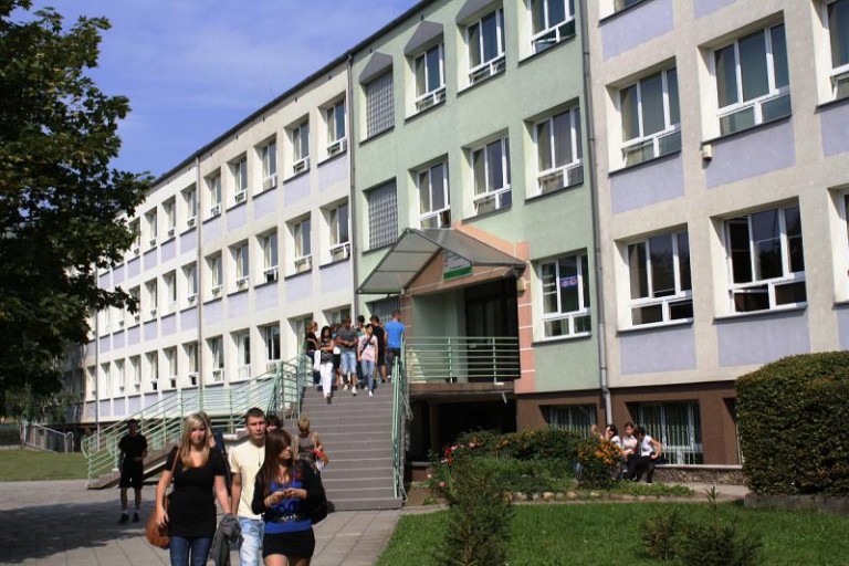 Pierwsze spadło, drugie awansowało