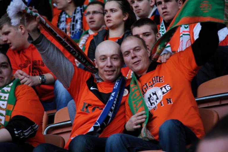 Kibice zbierają nakrętki dla małej Julki