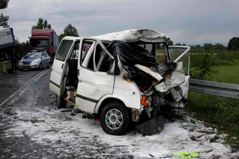 Uczestnicy wypadku walczą o życie