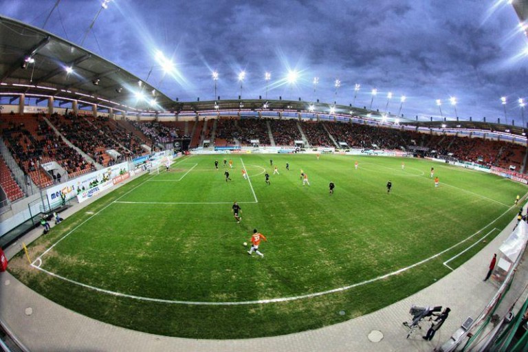 Wojewoda decyduje, czy zamknąć stadion