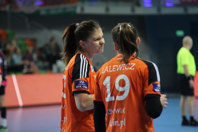 Ofiarny pojedynek szczypiornistek