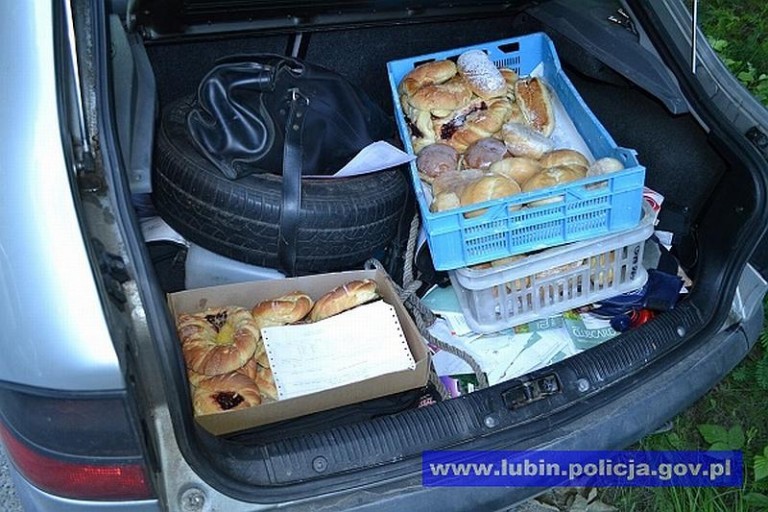 Pieczywo w bagażniku, a potem na sprzedaż