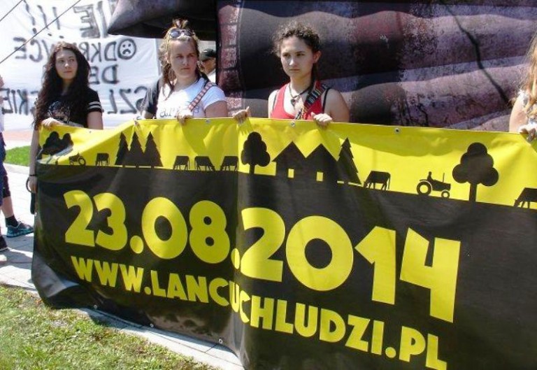 Jeden łańcuch, dwa kraje, tysiące ludzi