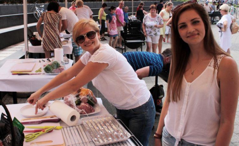 O grilla i kosze w piekielnym słońcu