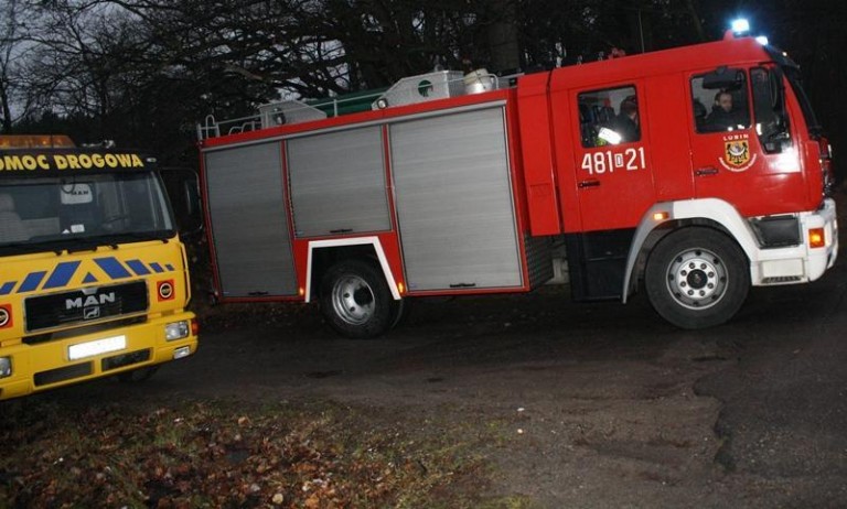 Osobówka uderzyła w drzewo