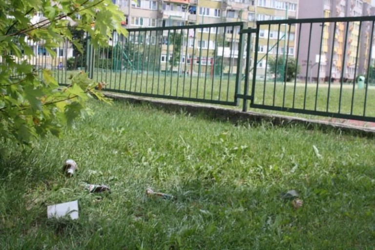 Młodzieżowe balangi na boiskach