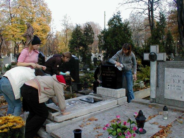 Porządkując groby, zachowajmy czujność