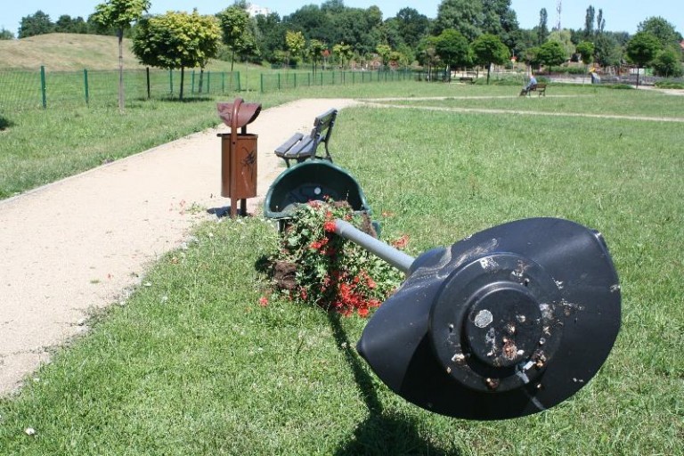 Przewrócił, a później skopał… lampę uliczną