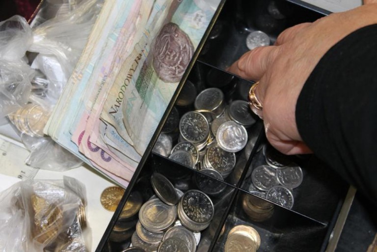 Chciał ukraść pieniądze ze sklepu