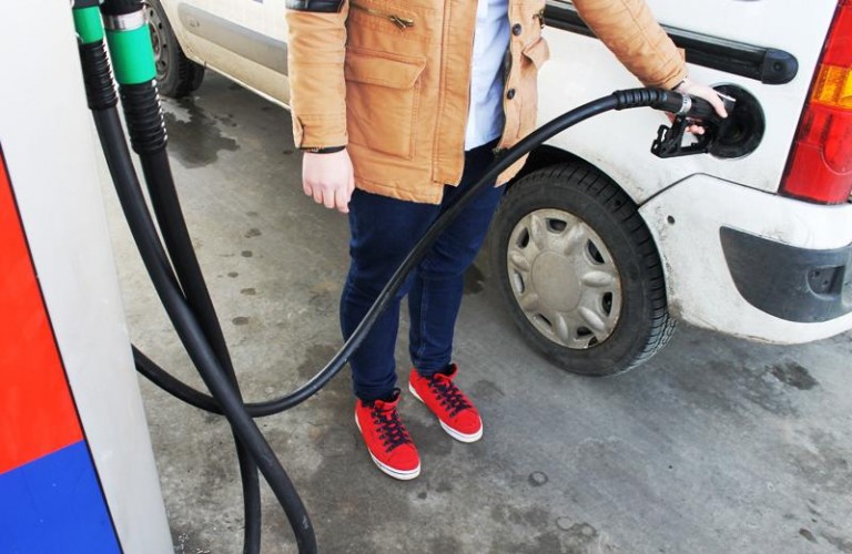 Z autobusu przelali do samochodu