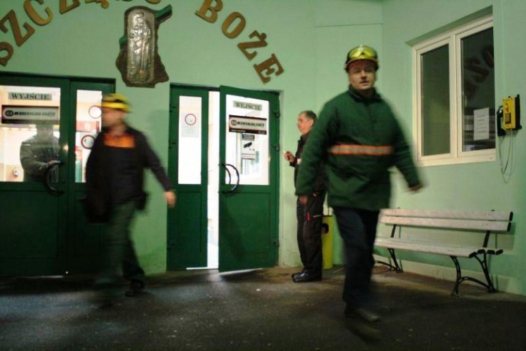 Analizują trzeci miesiąc