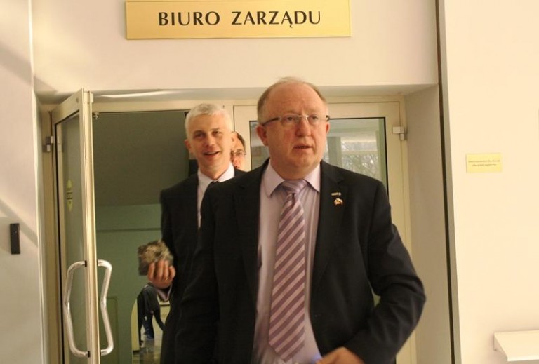 Wyprowadzka za cenę stołka?