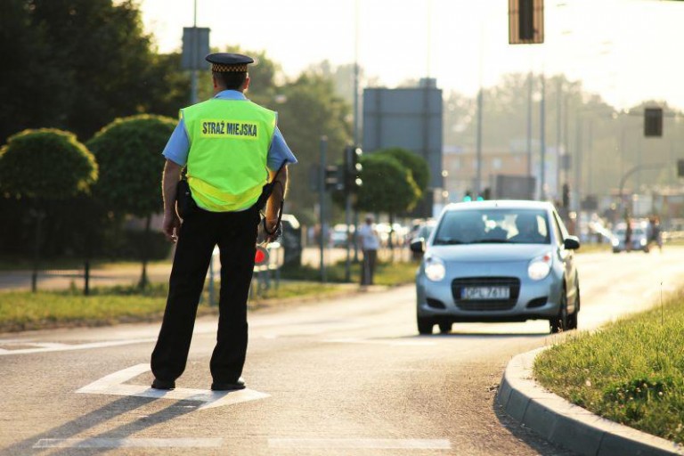 Mundurowi odprowadzą do szkoły