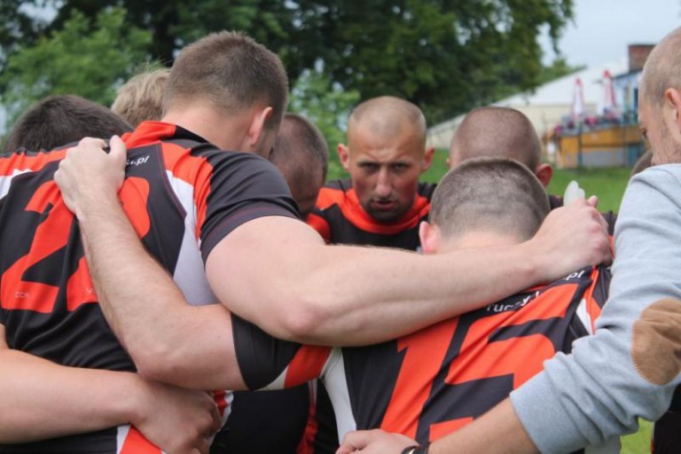 Rugbyści z pucharem na podium