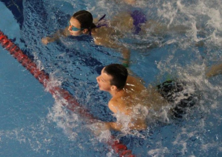 Dzieci obległy basen