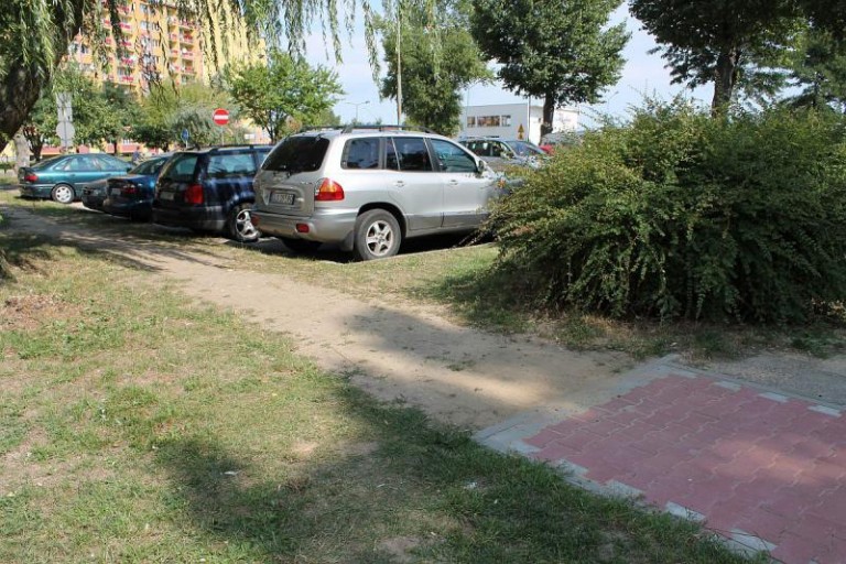 Parkingi zamiast chodnika