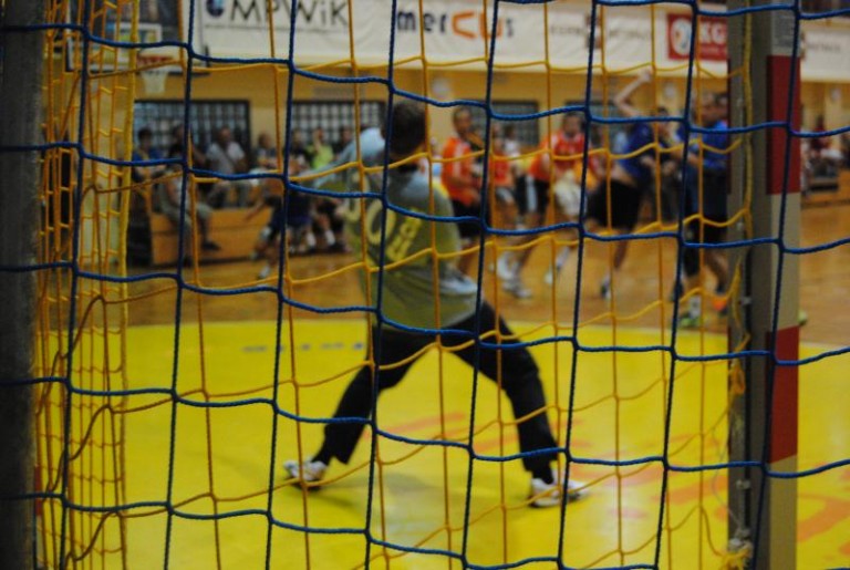 Nowy między słupkami miedziowych