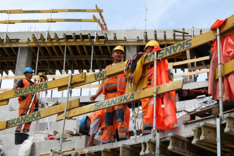 Dźwigają dach hali