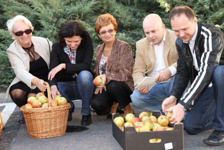 Jabłkami zachęcają do wyborów