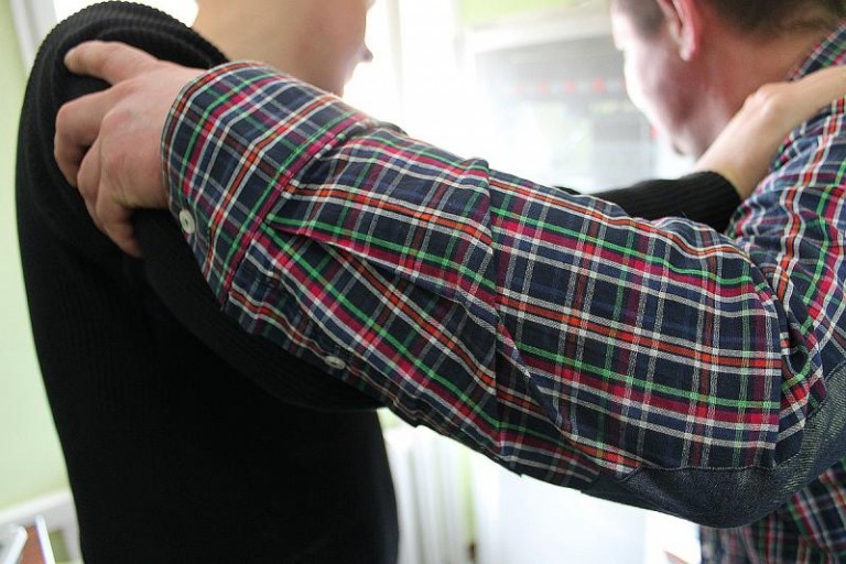 Uderzył ojca toporkiem… z plastiku