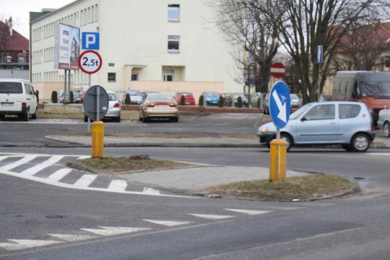 Jest chodnik, przejścia brak