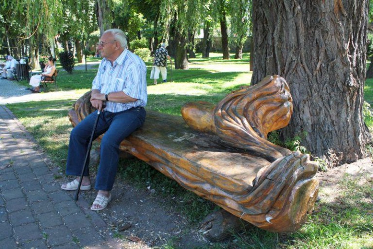 Kobieta pod wierzbą będzie miała towarzystwo