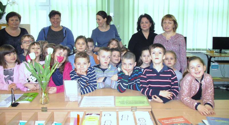Dzieci i… niedźwiedź w bibliotece