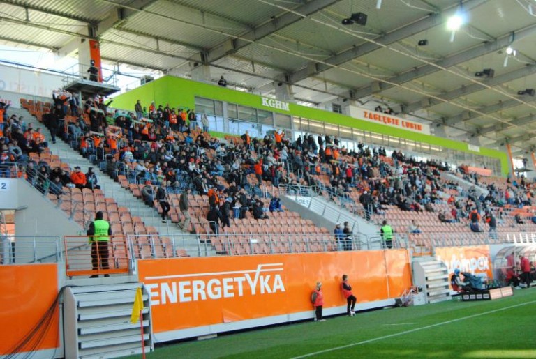 Kibice: Opuścisz ten mecz w podskokach k…a!