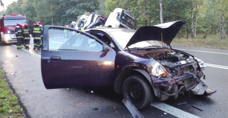 Wypadek na krajowej trójce, dwie osoby w szpitalu