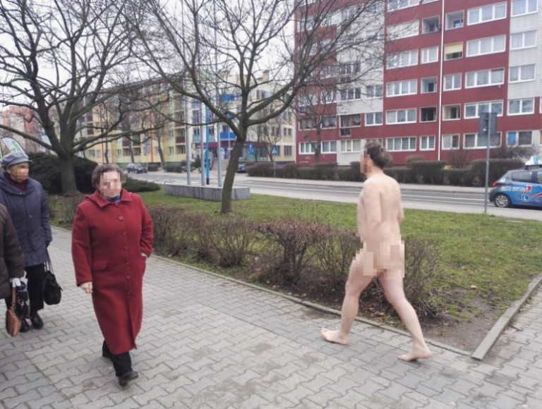 Nagi mężczyzna na ulicy