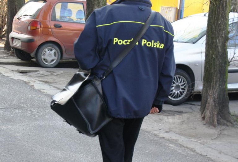 Listonoszka zamiast dostarczyć, ukryła