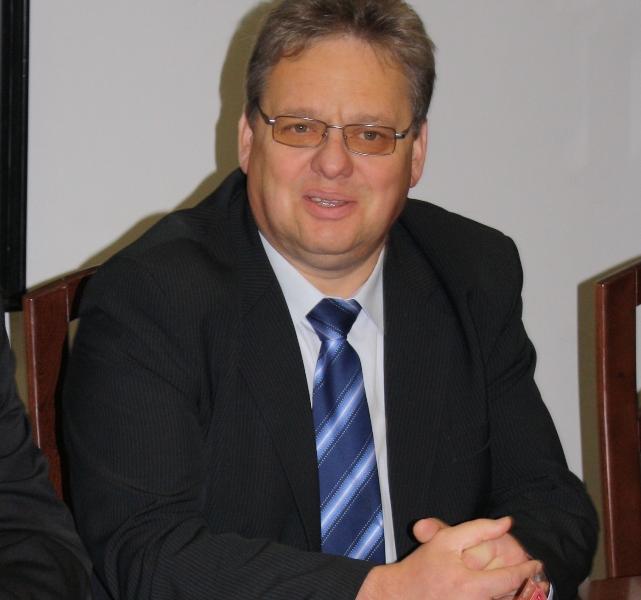 Holdenmajer rozpoczyna kampanię