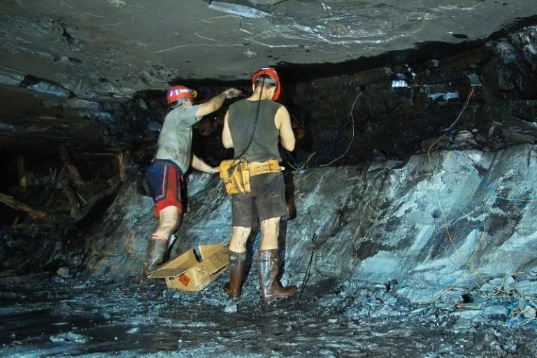 Pokazuje podziemny świat