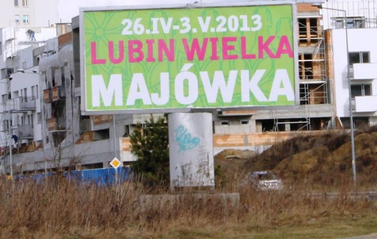 Billboardy zachęcają do zabawy