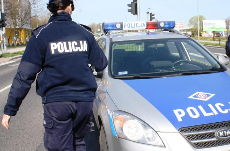 Chciał przejechać policjanta i strażnika