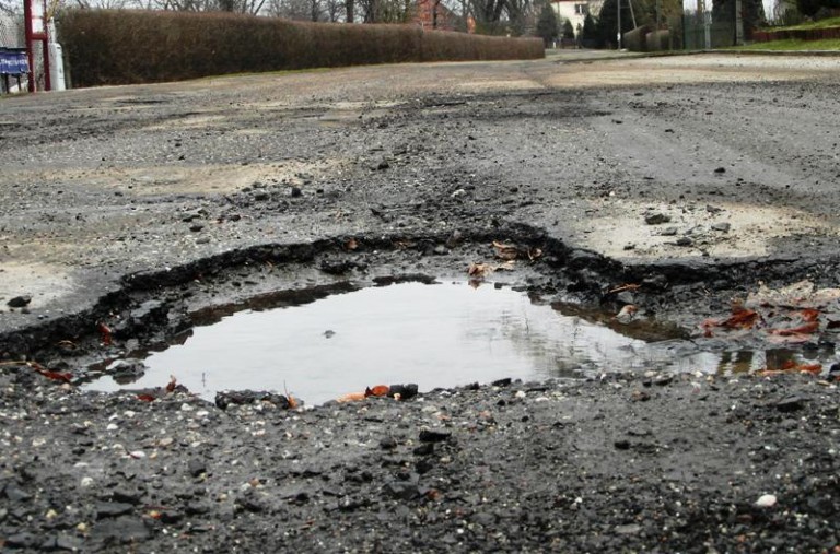 Dziurawy problem wsi