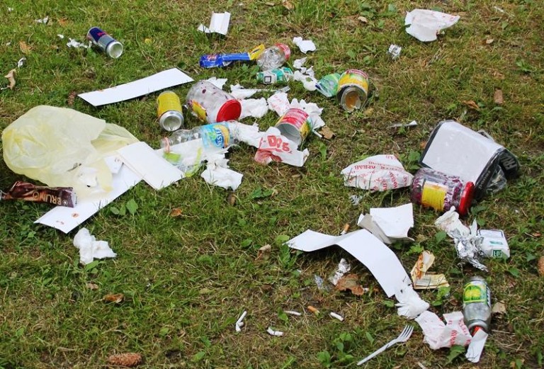 Sami robią sobie śmietnik