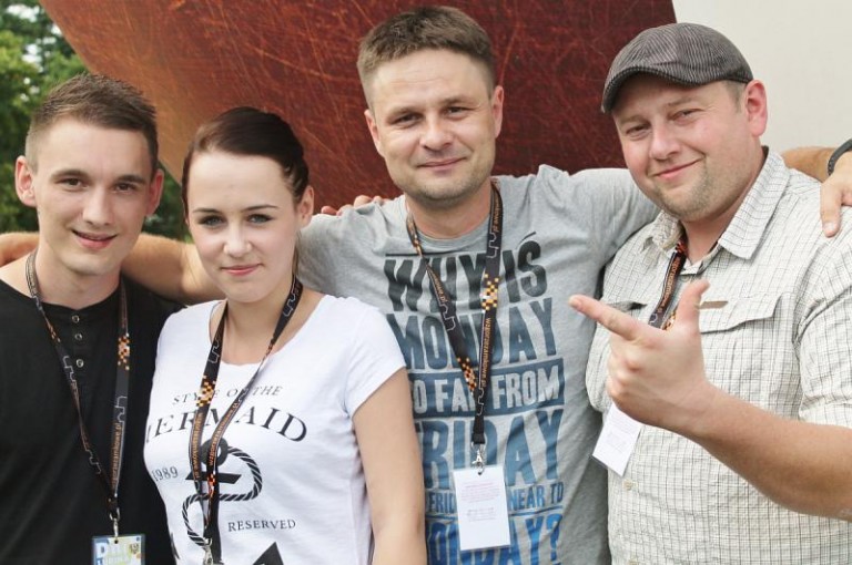 Zbierali autografy, pomogą Karolinie