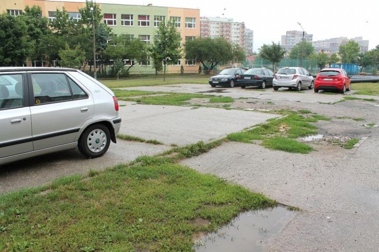 Sto miejsc dla samochodów