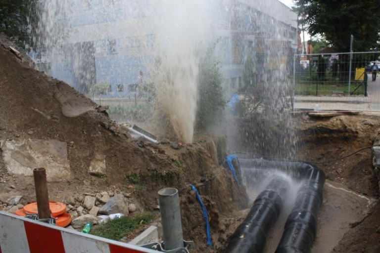 Woda trysnęła z ziemi