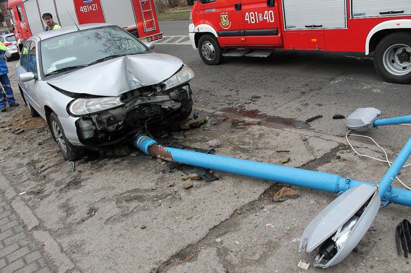 Wjechał w uliczną latarnię