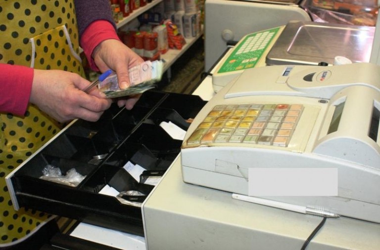 Żal im było wyrzucić, więc karmili klientów