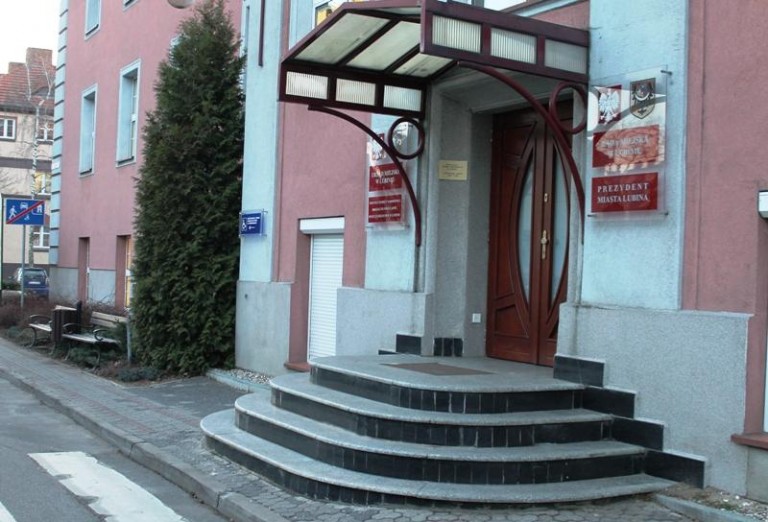 Urzędy pracują, ale krócej