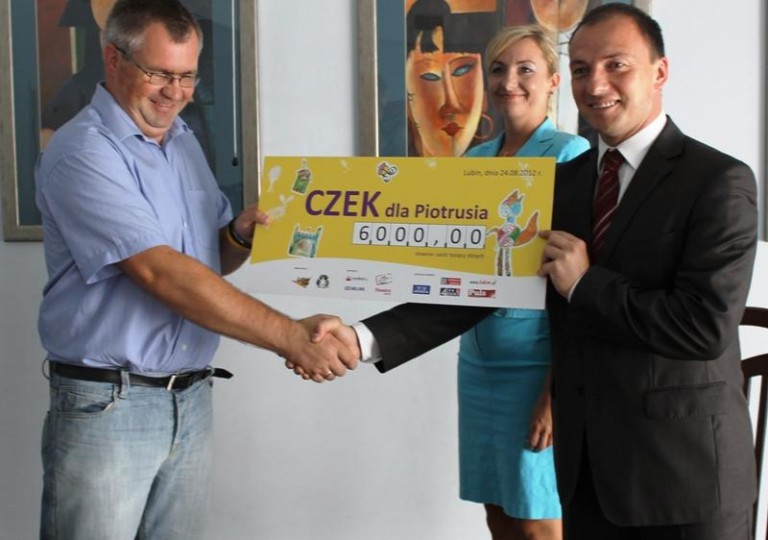Przekazali ojcu pieniądze