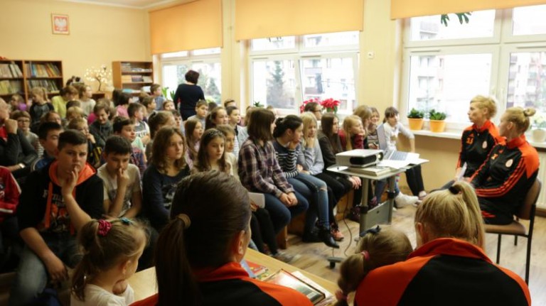 Szczypiornistki czytały dzieciom