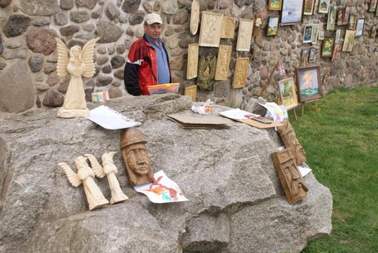 Weekendowa galeria pod chmurką